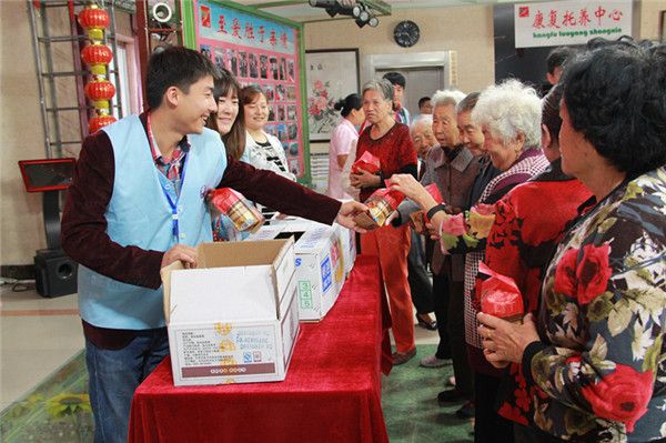 <em>蓝马甲</em>志愿者走进长春至爱老年医疗护理院-