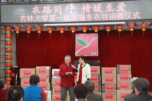 募捐现场老人表达对我院的感谢.JPG
