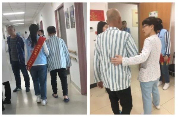 志愿者及医护人员接送患者参加活动.jpg