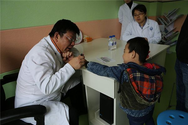 贾飞勇主任与患儿互动