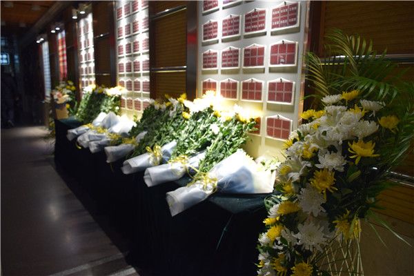 领导及志愿者为逝者献花