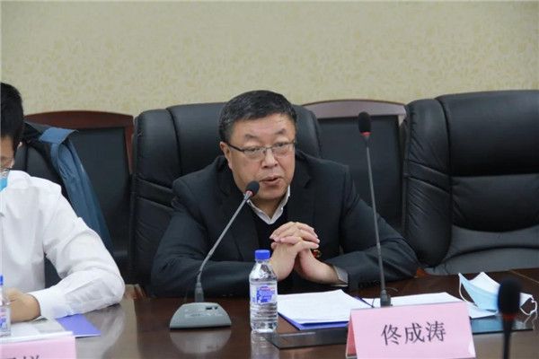 (党委常务副书记佟成涛主持座谈会)会上,刘彬全面回顾和总结了医院在