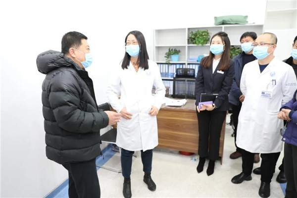 建设发展需要,陈国明一行参观了皮肤科门诊及病理科,皮肤科主任李珊山