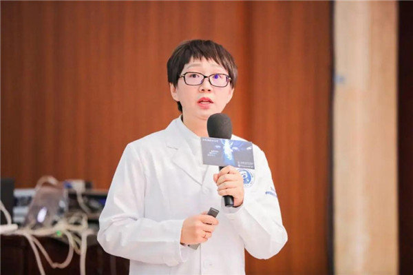 于家傲诠释了设定主题名称为"魅影"的含义并简要介绍疑难病例讨论会三