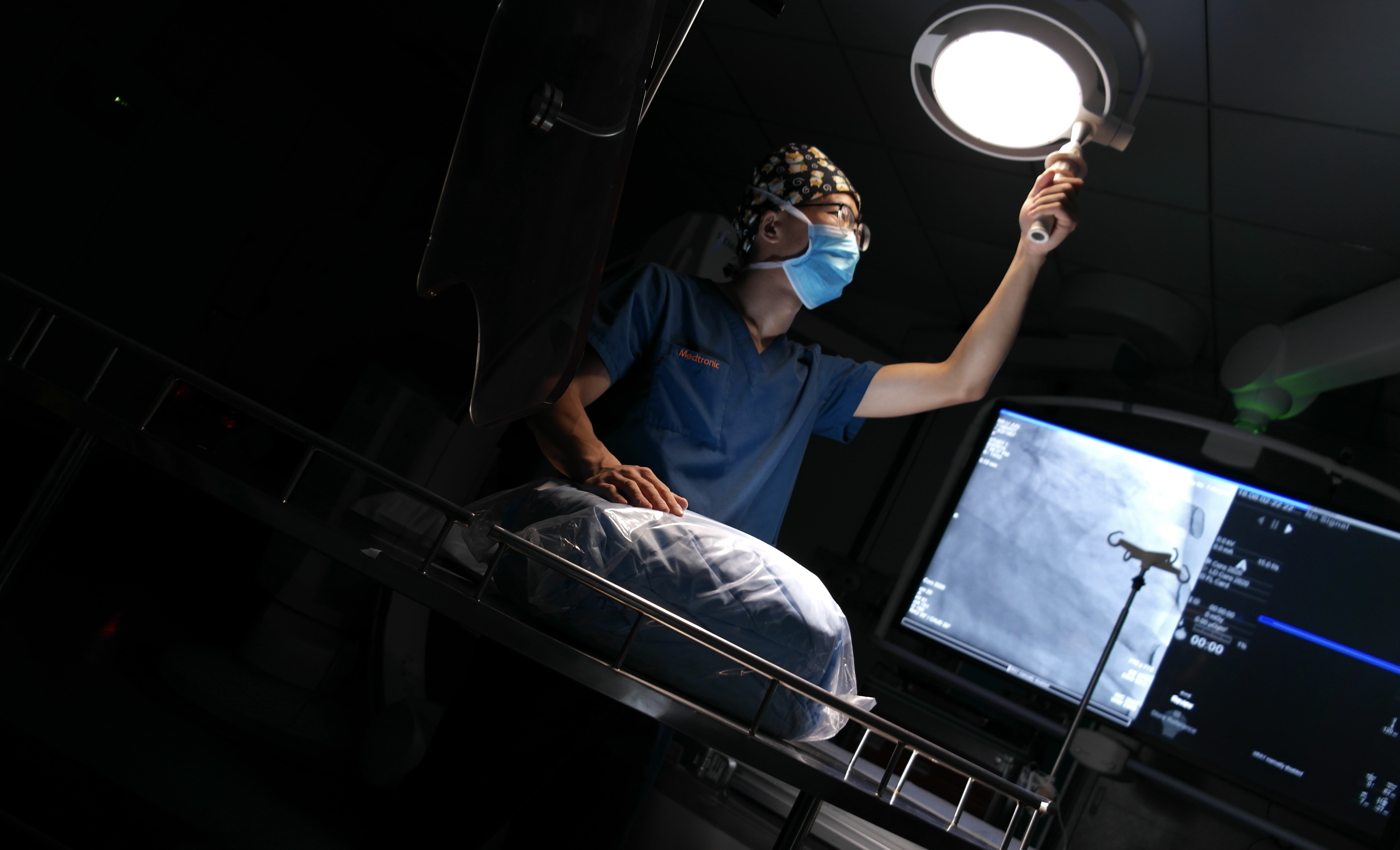 2021年护士在身边满意在医院主题摄影比赛获奖作品展播无影灯下的坚守