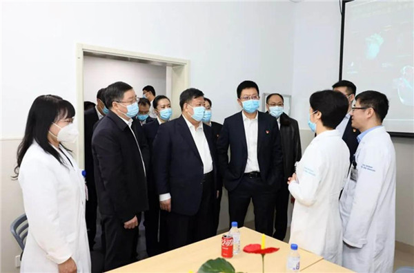 摄)(姜治莹书记到吉大一院梅河医院内分泌科 王桂侠主任介绍工作