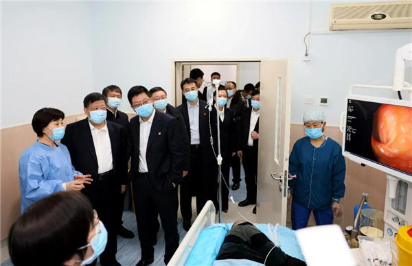 张宏伟 摄)(姜治莹书记到吉大一院梅河医院内分泌科 王桂侠主任介绍