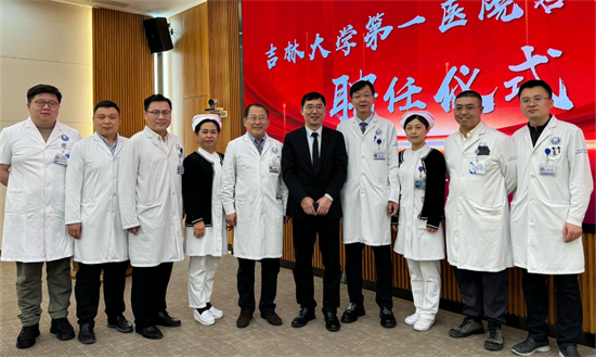 代表吉大一院与谭黎杰进行签约,于家傲,魏锋,胸外科党支部书记崔有斌