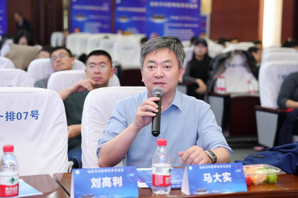 大实教授担任第四时段会议主持)(会议现场提问,讨论)理论培训中,赵强