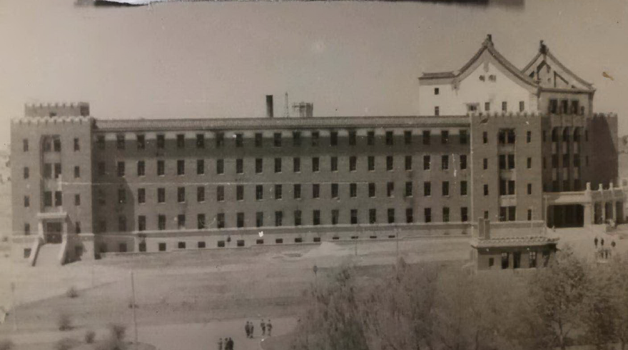 1948年，筹建医院伊始，选址伪满政府军事部旧址(图2)