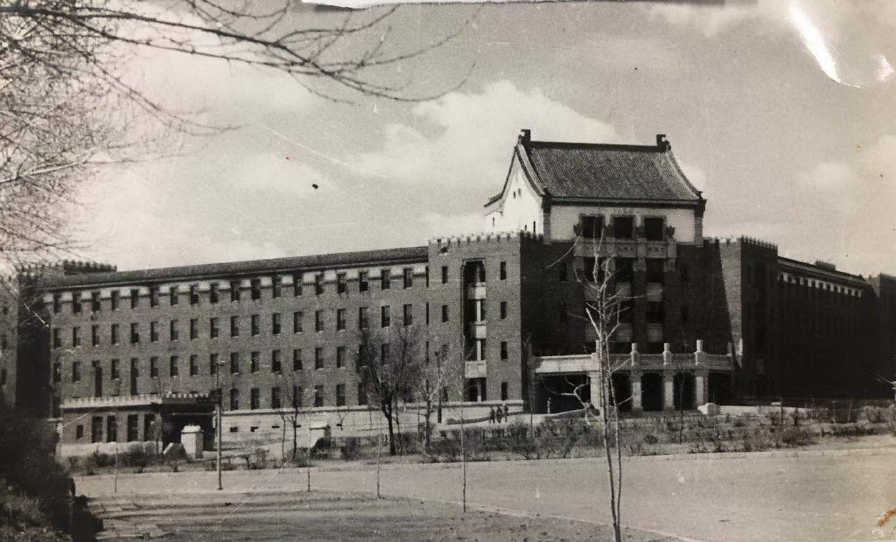 1948年，筹建医院伊始，选址伪满政府军事部旧址(图1)