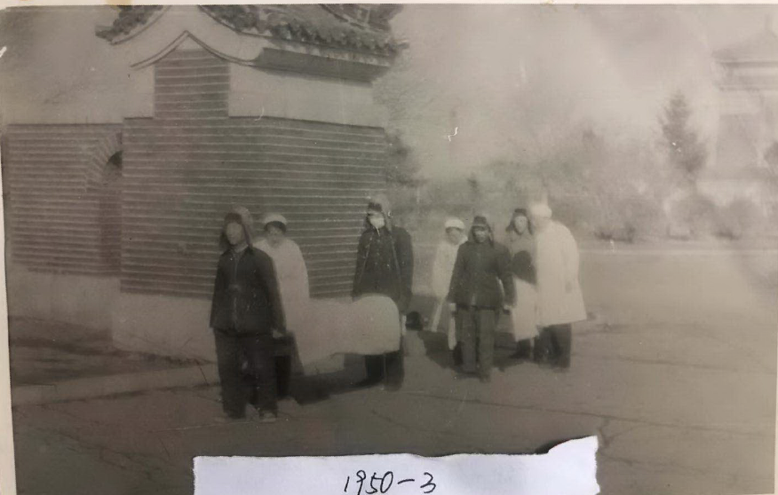 1950年，医院组织抗美援朝医疗队，并接收了多名抗美援朝伤员(图2)