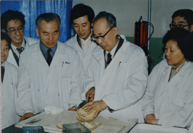 1953年，刘多三教授创建神经科，任主任，博士研究生导师。1955年，在国内率先建立临床神经病理研究室及脑库。(图1)