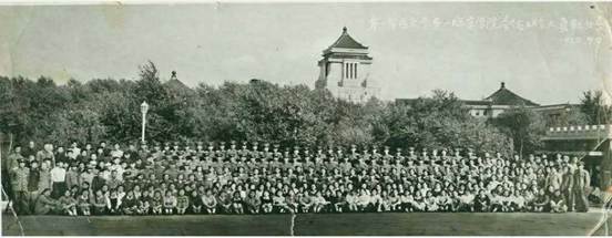1958年，医院全体转业人员合影(图1)