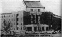 1970年，在保持原伪满军事部建筑风格的基础上，楼体加接了一层，琉璃顶调转90度(图1)