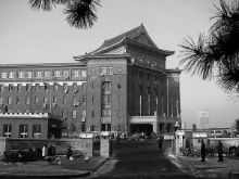 1970年，在保持原伪满军事部建筑风格的基础上，楼体加接了一层，琉璃顶调转90度(图2)