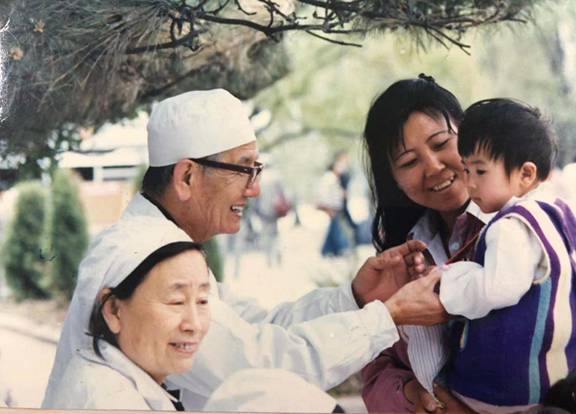  1990年，在人民广场为群众义诊(图1)