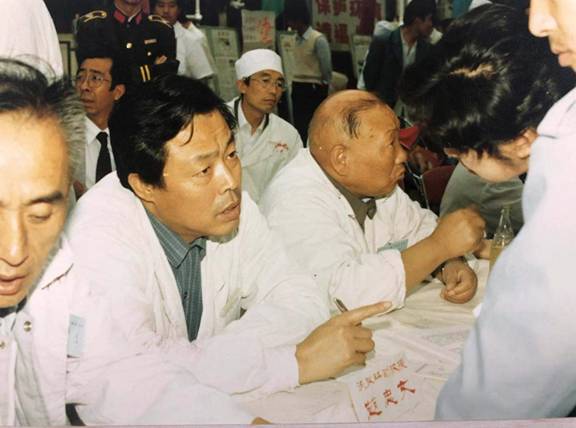 1991年，医院组织应急医疗队赴河南救灾(图1)