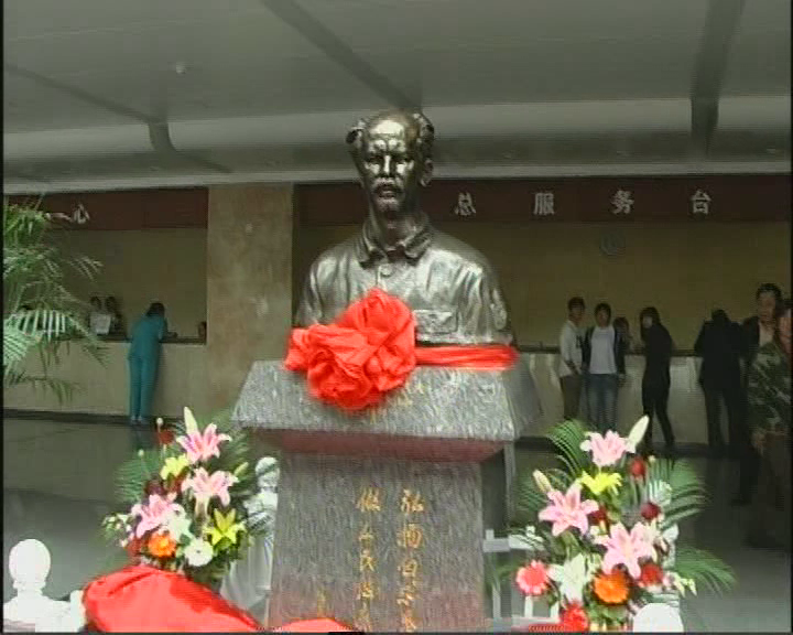 2009年，建院60周年之际，医院新门诊三楼大厅设立白求恩塑像 (图2)